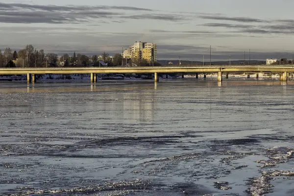 Most přes řeku v Umeå, Švédsko — Stock fotografie