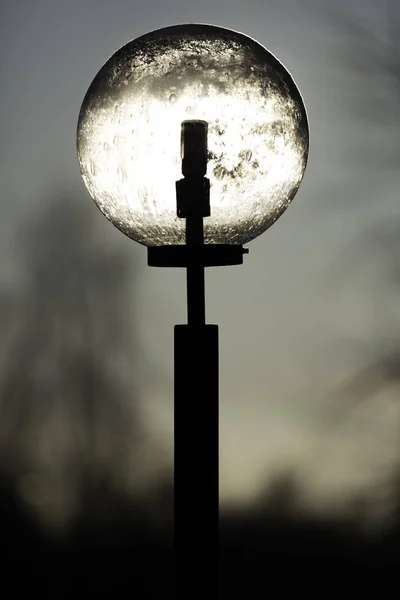 Sluneční světlo prosvítající pouliční lampy — Stock fotografie