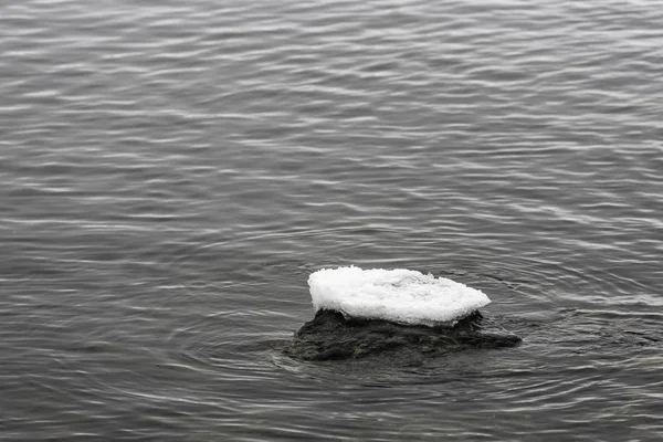 Лед на вершине скалы — стоковое фото