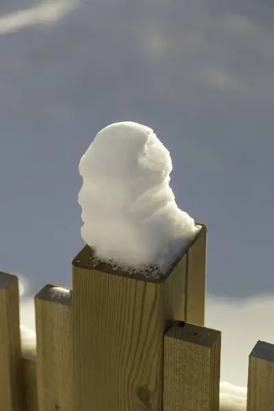 Schnee am Zaun — Stockfoto