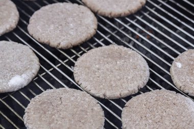 Hamburger köftesi Barbekü üzerinde