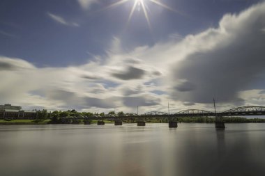 Umea, İsveç'te Nehri üzerinde gelin
