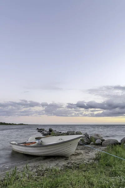 Rowboat by Ocean at Sunset — Stock Photo, Image