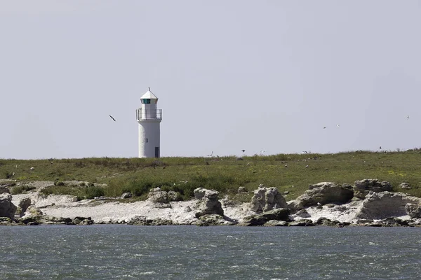 Leuchtturm auf felsiger Insel — Stockfoto