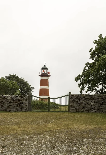 Rot-weißer Leuchtturm — Stockfoto