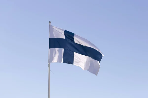 La bandera de Finlandia ondeando al viento — Foto de Stock