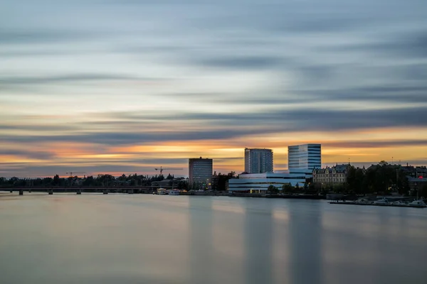 Západ slunce nad centru Umea, Švédsko — Stock fotografie