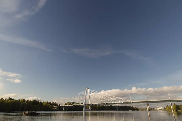 Ponte sobre o rio em Umea, Suécia — Fotografia de Stock