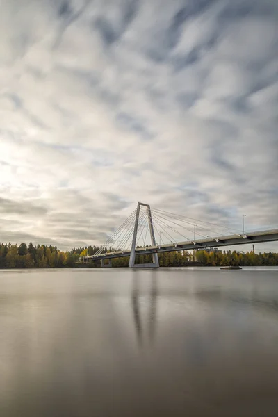 Bro över floden i Umeå, Sverige Stockbild