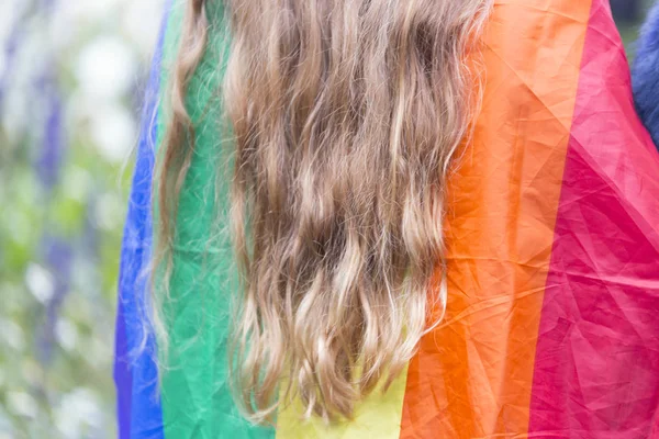 La bandera del arco iris con el pelo largo — Foto de Stock