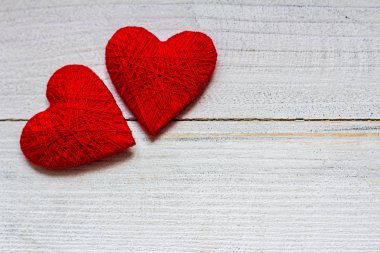 Aşk kalpleri ahşap dokuda. Sevgililer Günü kartı konsepti. Sevgililer Günü Arkaplanı İçin Kalp.