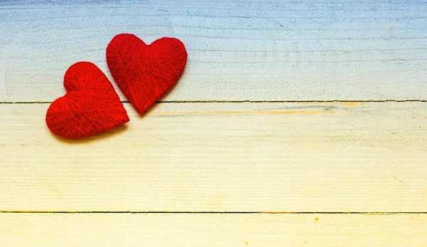 Серця любові на дерев'яному фоні текстури. Валентинів день карток. Натхнення для Валентинів. — стокове фото