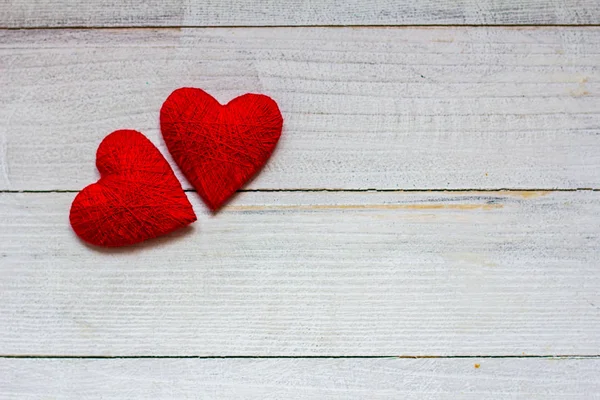 Amor corazones sobre fondo de textura de madera. Concepto de tarjeta de San Valentín. Corazón para San Valentín Antecedentes. — Foto de Stock