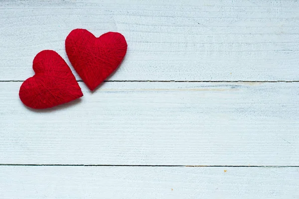 Amor corazones sobre fondo de textura de madera. Concepto de tarjeta de San Valentín. Corazón para San Valentín Antecedentes. — Foto de Stock