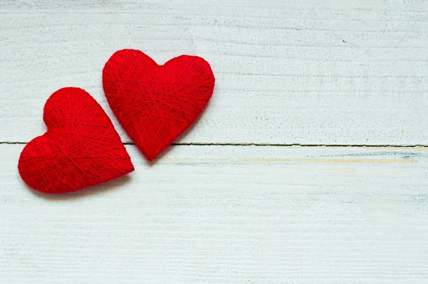 Amor corazones sobre fondo de textura de madera. Concepto de tarjeta de San Valentín. Corazón para San Valentín Antecedentes. — Foto de Stock