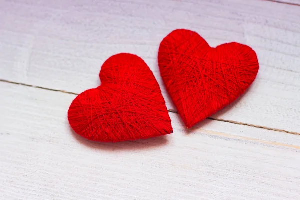 Amor corazones sobre fondo de textura de madera. Concepto de tarjeta de San Valentín. Corazón para San Valentín Antecedentes. — Foto de Stock
