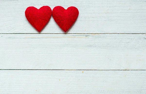 Amor corazones sobre fondo de textura de madera. Concepto de tarjeta de San Valentín. Corazón para San Valentín Antecedentes. — Foto de Stock