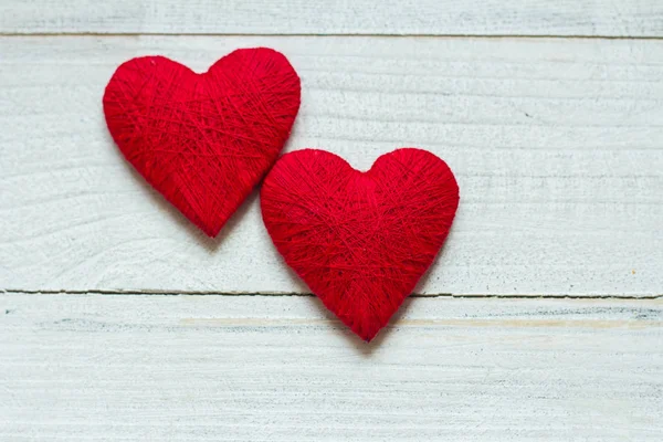 Amor corazones sobre fondo de textura de madera. Concepto de tarjeta de San Valentín. Corazón para San Valentín Antecedentes. — Foto de Stock