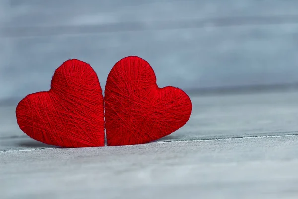 Ame corações em fundo de textura de madeira. Conceito de cartão de Dia dos Namorados. Coração para o Dia dos Namorados Fundo. — Fotografia de Stock