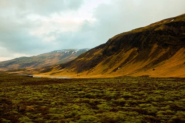 Wspaniałą przyrodę islandzki krajobraz. Widok z góry. Wysokie góry, śnieg, Góra riwer i użytki zielone. — Zdjęcie stockowe