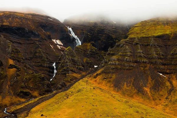 Magnifique paysage naturel glaciaire. Vue du haut. Hautes montagnes, neige, riwer de montagne et prairies vertes . — Photo