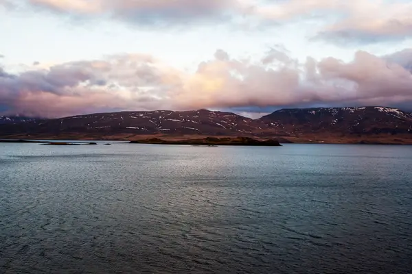 Underbara isländska naturen landskap. Utsikt från toppen. Höga berg, snö, berg riwer och grön Vall. — Stockfoto