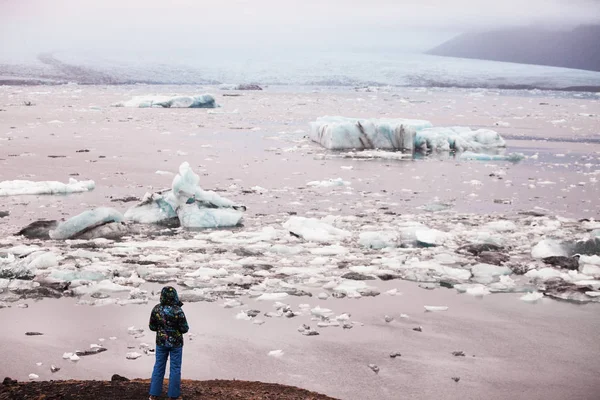 Harika İzlanda doğa manzara. En baştan görüntüleyin. Yüksek dağlar, kar, dağ riwer ve yeşil otlak.
