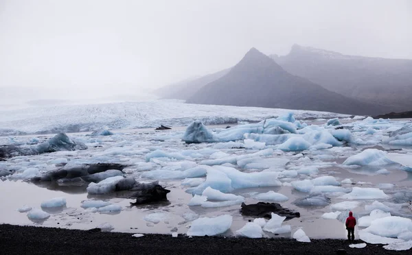 Underbara isländska naturen landskap. Utsikt från toppen. Höga berg, snö, berg riwer och grön Vall. — Stockfoto