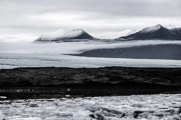 Maravilhosa paisagem da natureza icelânica. Vista de cima. Altas montanhas, neve, montanha riwer e prados verdes . — Fotografia de Stock