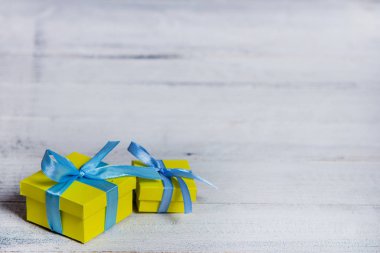 Ahşap masa üzerinde hediye kutuları. Hediye kutuları ahşap tahta tatil kavramı topluluğu. Herhangi bir tatil kavramı için Presents.