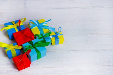 Ahşap masa üzerinde hediye kutuları. Hediye kutuları ahşap tahta tatil kavramı topluluğu. Herhangi bir tatil kavramı için Presents.