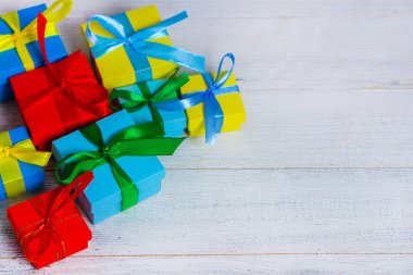 Ahşap masa üzerinde hediye kutuları. Hediye kutuları ahşap tahta tatil kavramı topluluğu. Herhangi bir tatil kavramı için Presents.