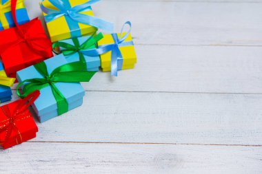 Ahşap masa üzerinde hediye kutuları. Hediye kutuları ahşap tahta tatil kavramı topluluğu. Herhangi bir tatil kavramı için Presents.