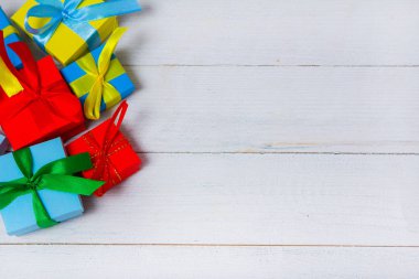 Ahşap masa üzerinde hediye kutuları. Hediye kutuları ahşap tahta tatil kavramı topluluğu. Herhangi bir tatil kavramı için Presents.