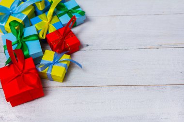 Ahşap masa üzerinde hediye kutuları. Hediye kutuları ahşap tahta tatil kavramı topluluğu. Herhangi bir tatil kavramı için Presents.