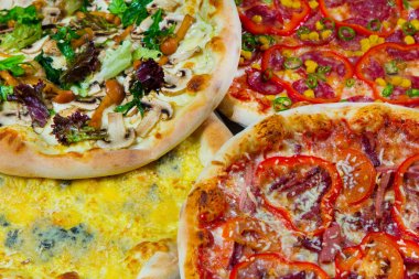 İtalyan pizza malzemelerle ahşap masa üzerinde