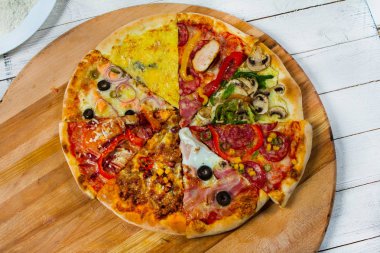 İtalyan pizza malzemelerle ahşap masa üzerinde