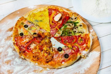 İtalyan pizza malzemelerle ahşap masa üzerinde