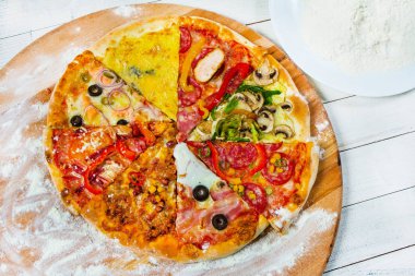 İtalyan pizza malzemelerle ahşap masa üzerinde