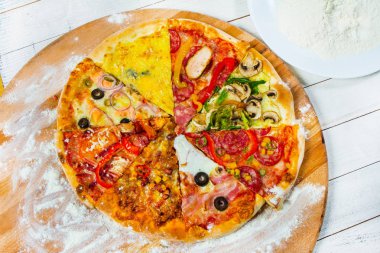 İtalyan pizza malzemelerle ahşap masa üzerinde