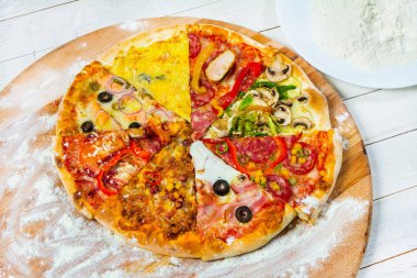 İtalyan pizza malzemelerle ahşap masa üzerinde