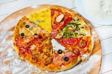 İtalyan pizza malzemelerle ahşap masa üzerinde