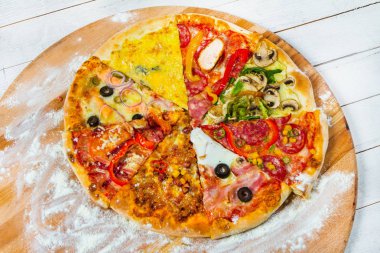 İtalyan pizza malzemelerle ahşap masa üzerinde