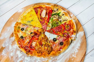 İtalyan pizza malzemelerle ahşap masa üzerinde