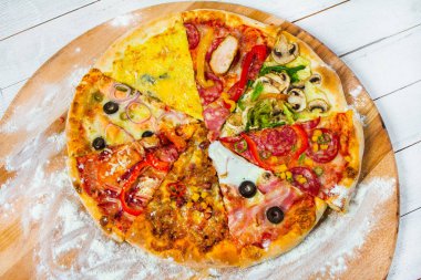 İtalyan pizza malzemelerle ahşap masa üzerinde