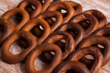 ahşap bir masa üzerinde taze simit çeşitleri
