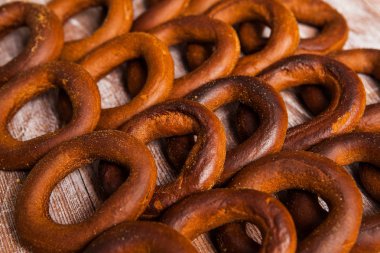ahşap bir masa üzerinde taze simit çeşitleri