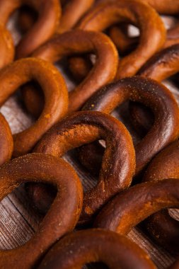 ahşap bir masa üzerinde taze simit çeşitleri