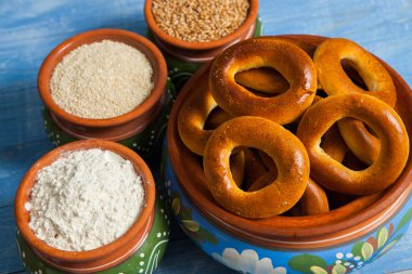 ahşap bir masa üzerinde taze simit çeşitleri