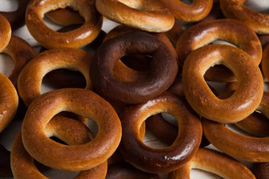 ahşap bir masa üzerinde taze simit çeşitleri